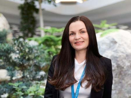 Greete Niska energia-asiantuntija Finavia Helsinki-Vantaan lentoaseman tuloaulassa