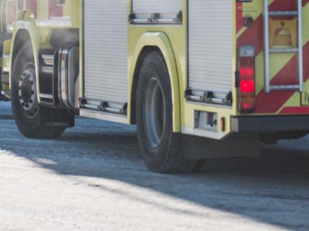 Lähikuva paloauton kyljestä ja renkaista.