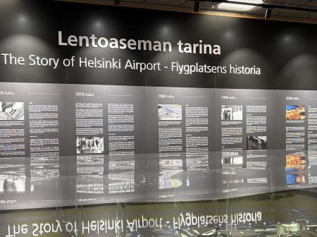 Historianäyttely Helsinki-Vantaan lentoasemalla portilla 32