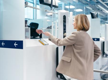 Henkilö asioi Rajavartilaitoksen palvelupisteellä