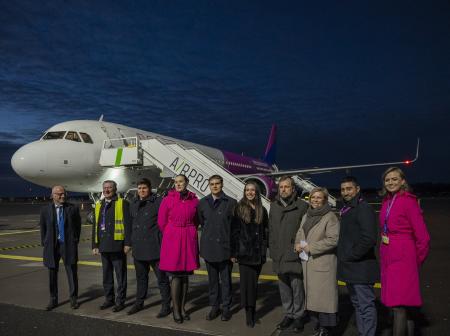 Wizz Airin Turku-Vilna-ensilennon juhlallisuudet Turun lentoasemalla