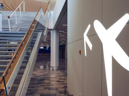 Lentokoneen kuva valkoisella seinällä terminaalissa