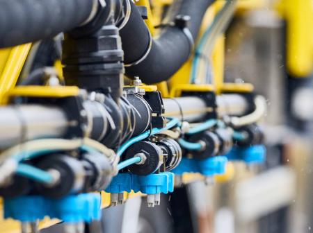 Lähikuva Finavian kunnossapitokaluston suuttimista Helsinki-Vantaan lentoasemalta