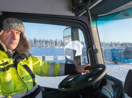 Kim Lönnström Finavia kunnossapito Kittilä auton ratissa