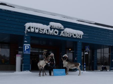 Poroja Kuusamon lentoaseman pääsisäänkäynnin edessä