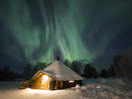 Revontulet ja hotelli Rovaniemellä