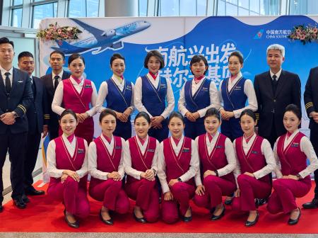 China Southern Airlinesin ensilennon miehistö ja matkustajamohenkilökunta yhteiskuvassa