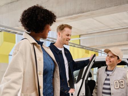 Perhe Helsinki-Vantaan lentoaseman pysäköinnissä