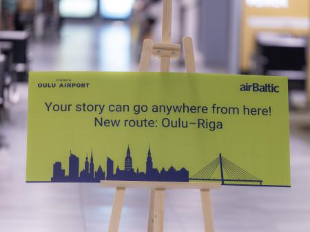 Ensilennon kyltti kuvattuna Oulun lentoasemalla 30.3.2026