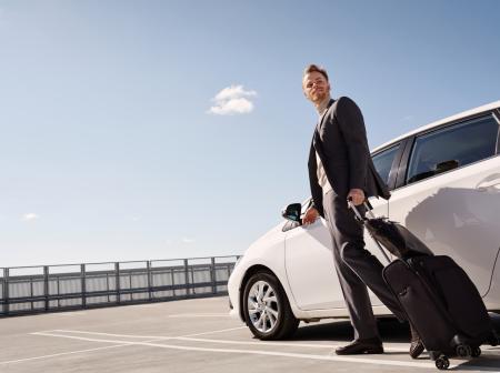 Asiakas nousemassa autostaan Helsinki-Vantaan pysäköintitalossa