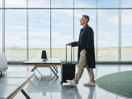 Matkustaja Helsinki-Vantaan lentoasemalla