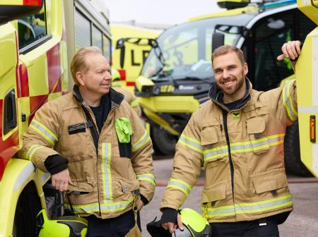 Pelastajat Helsinki-Vantaan lentoasemalla ajoneuvojen välissä