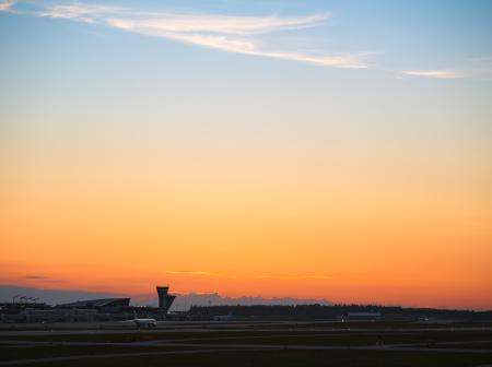 Kesäinen taivas Helsinki-Vantaan lentoasemalla