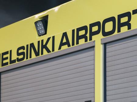 Helsinki Airport -nimi auton kyljessä.
