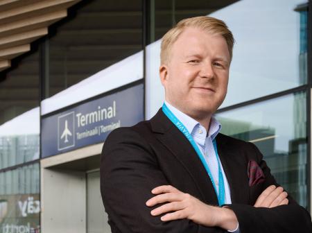August Hänninen ympäristöasiantuntija Finaviassa Helsinki-Vantaan terminaalin edessä