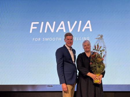 Henri Hansson ja Jonna Pietilä Vuoden lentoasema -tunnustuksen jakotilaisuudessa