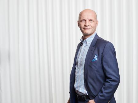 Studiokuva Juha Aaltosesta.