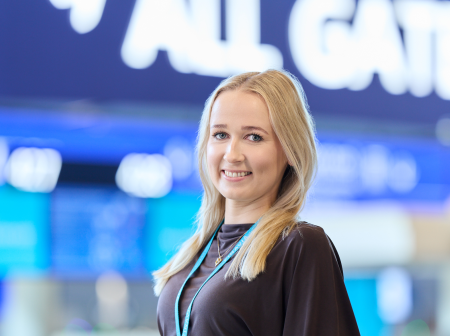 Suvi Lankinen Helsinki-Vantaan lentoasemalla