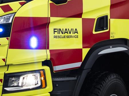 Lähikuva puna-keltaisesta pelastusajoneuvosta.