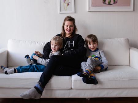 Laura Friman with her kids on sofa.