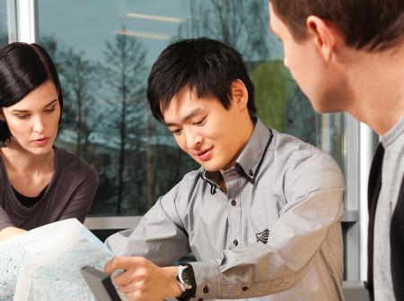 Ihmiset katselevat karttaa.