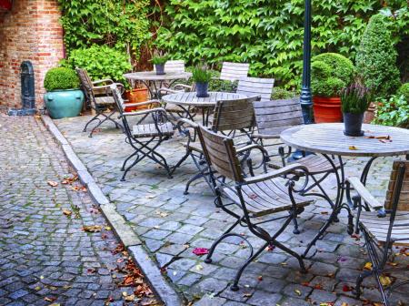 Kesäkahvilan pöytiä ja tuolia Bryggessä.