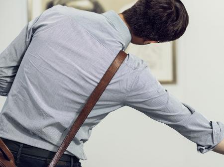 Matkustaja katsoo taidetta.