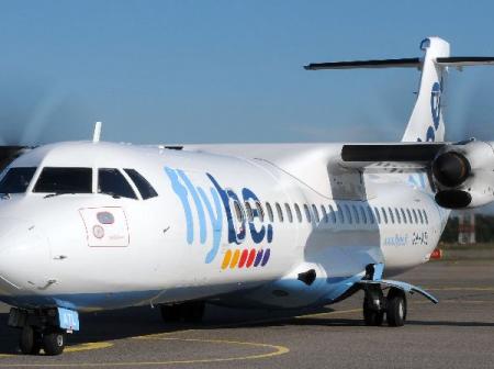 Flybe lentokone lentokentällä.