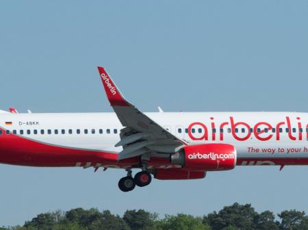 Airberlinin lentokone laskeutuu.