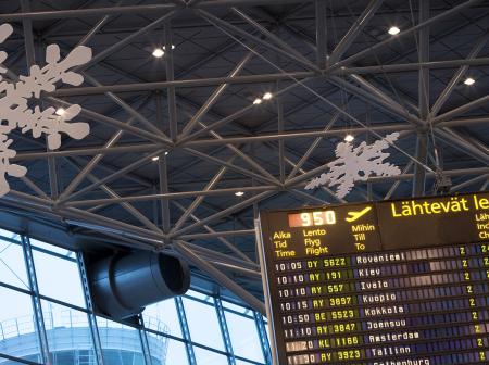 Helsinki-Vantaan lähtöselvitysaulan katto koristeltuna suurilla lumihuitaleilla.