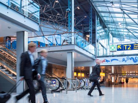 Kaksi matkustajaa poistuu saapuvien 2A aulasta.