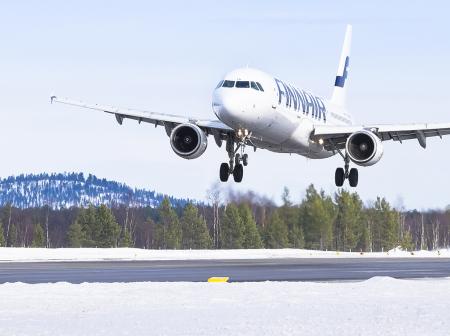 Finnairin lentokone laskeutumassa Ivalon lentokentälle talvella.