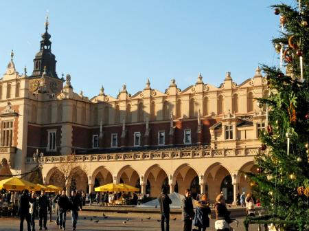 Tori kaupungin keskellä joulun aikaan.