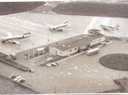 Vanha kuva pienestä lentokentästä.