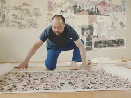 Pan Jianfeng spreading out large poster-art.