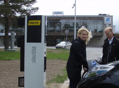 Sähköautojen latauspiste Porin lentokentällä.