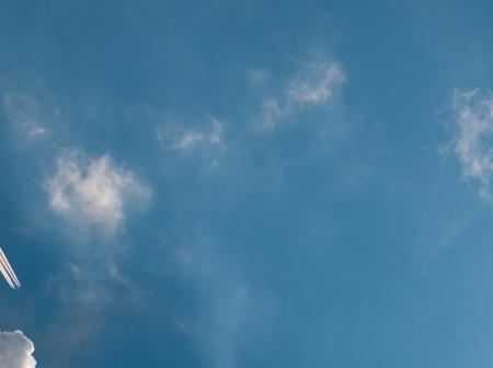 Taivas jossa näkyy pilvijuova.