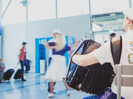 Tanssia ja musiikkia Helsinki-Vantaan lentoasemalla.