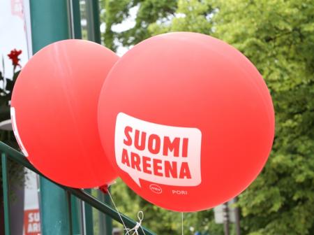 Kaksi ilmapalloa, joissa lukee: "Suomi Areena".