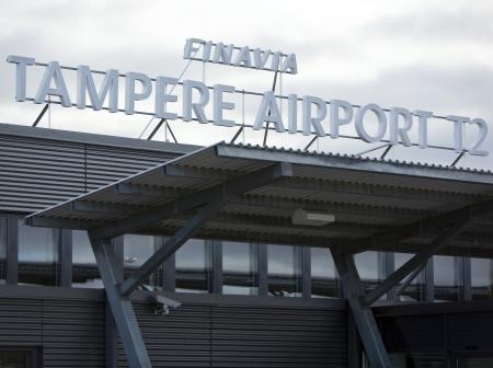  Tampere-Pirkkalan lentoaseman T2 julkisivua.