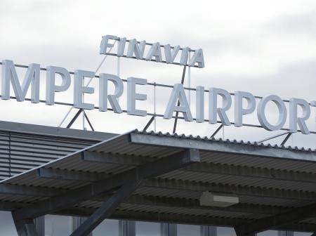 Kuva Tampereen lentoaseman Tampere Airport T2 kyltistä.