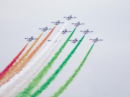 Lentokoneet jättävät taakseen värillisen savuvanan.