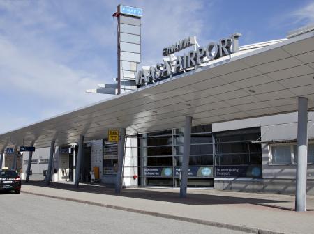 Facade of Vaasa airport.