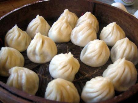 Höyrytetyt xiaolongbao-nyytit höyrytyskorissa.