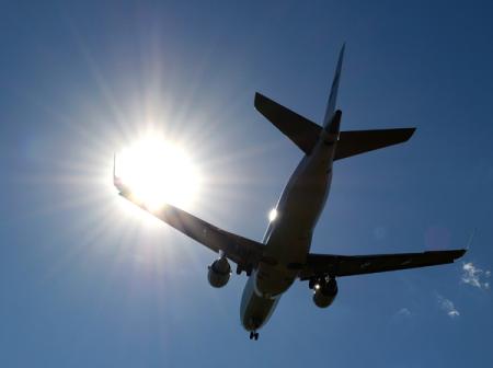 Lentokone lentämässä taivaalla.