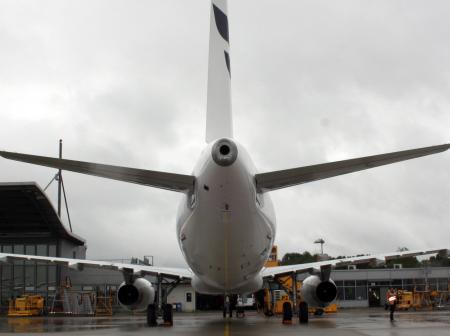 Lentokone parkissa kentällä.