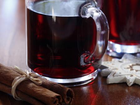 Two glasses of glogg.