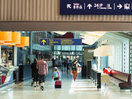 Matkustajia Helsingin lentokentän terminaalissa.