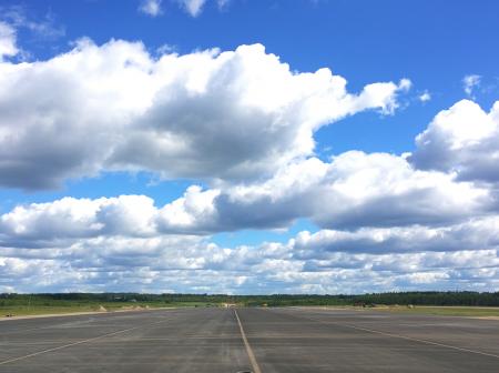 Kiitotie kirkkaana päivänä.