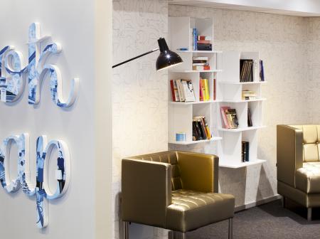 Kirjahylly ja kaksi nojatuolia.